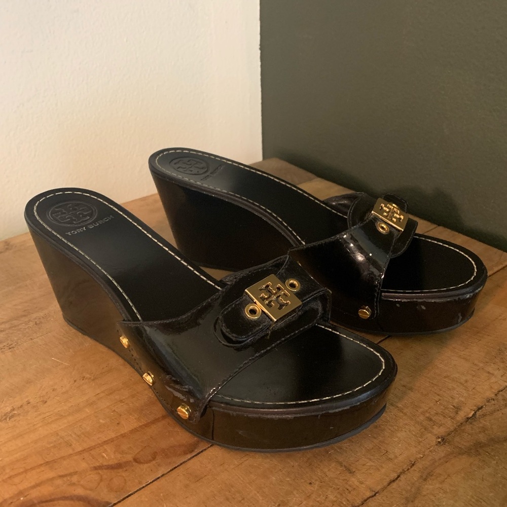 [Tory Burch] Black/Gold Patent Leather Wedges - 9